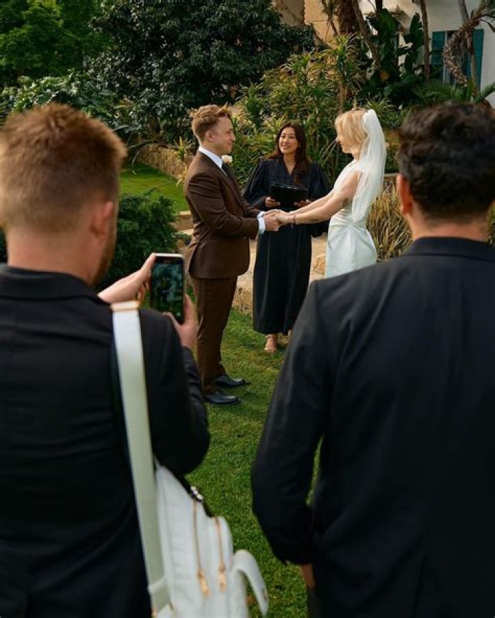 Are Shayne And Courtney Really Married? Unraveling The Truth Behind Their Relationship