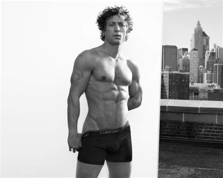 Jeremy Allen White's Height: Unveiling The Perfect Physique