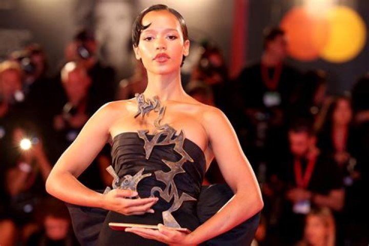 Unveiling The Weight Of A Fashion Icon: How Much Does Carrie Bradshaw Weigh?